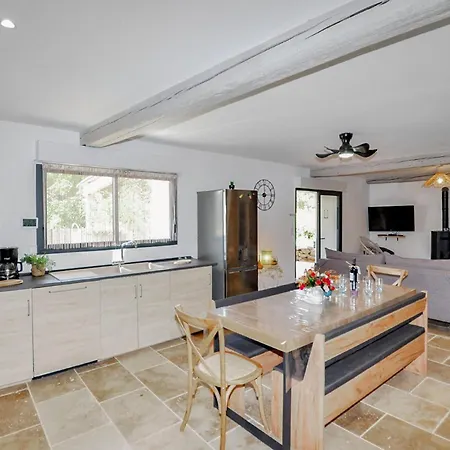 Holiday home 4 Bedroom Gorgeous In Tournissan